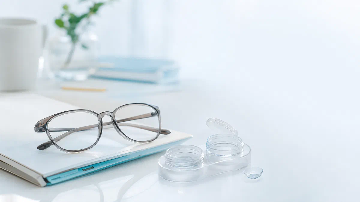 コンタクトの上から老眼鏡はあり?併用の実際と注意点