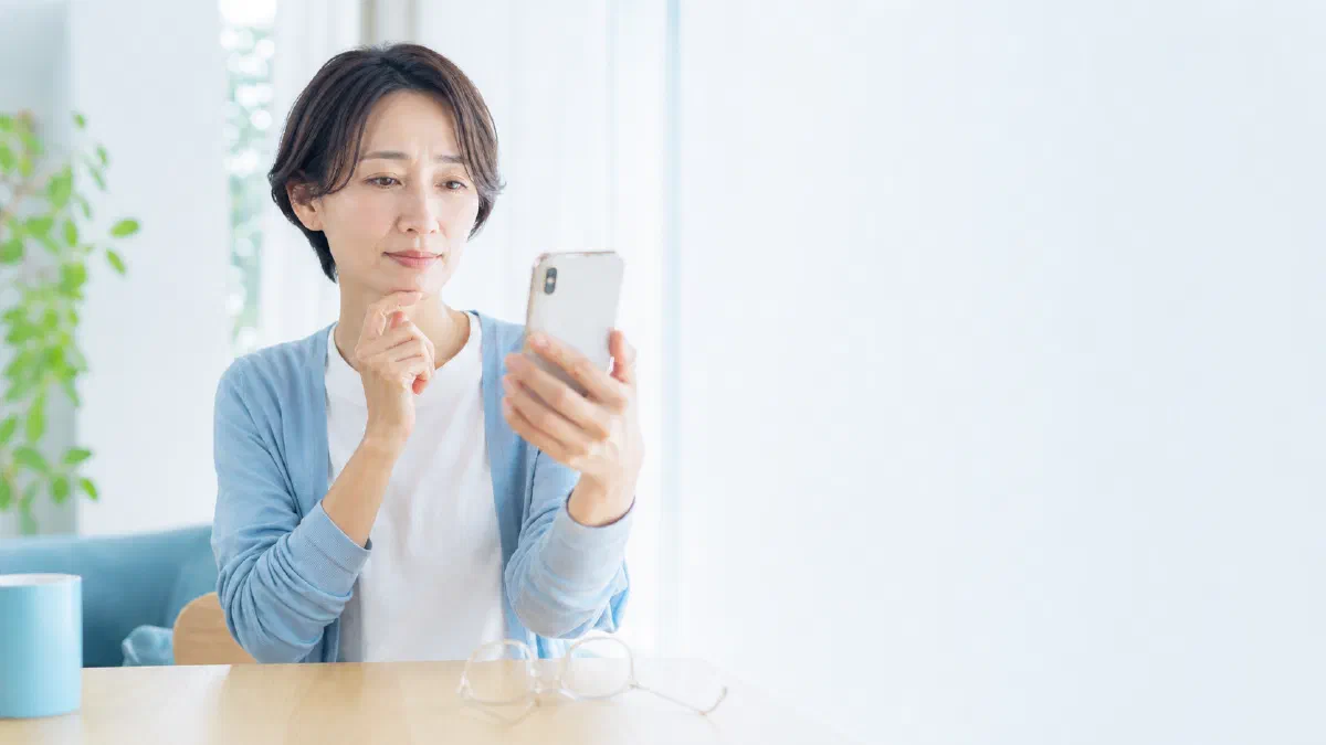 老眼は何歳から始まる?初期サインと放置するとどうなるかを解説